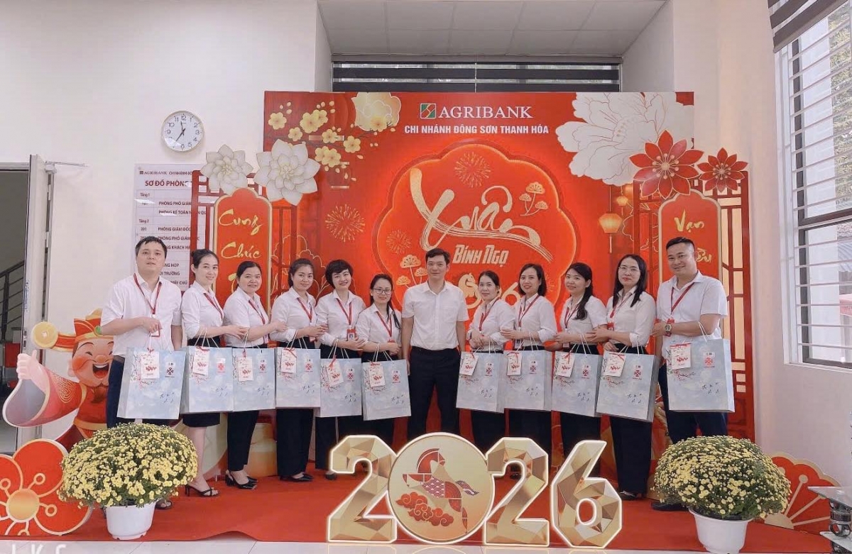 Công đoàn cơ sở Agribank Chi nhánh Thanh Hóa trao quà Tết cho cán bộ đoàn viên