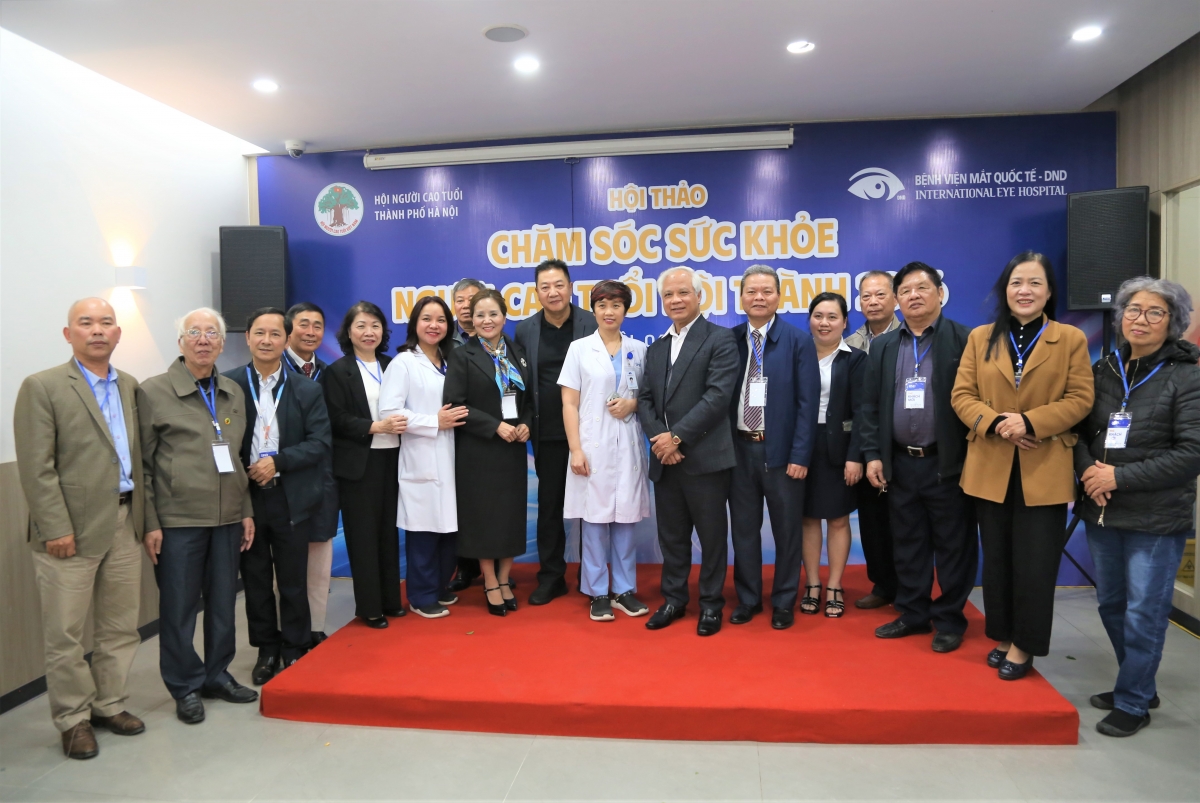 Các đại biểu chụp ảnh lưu niệm