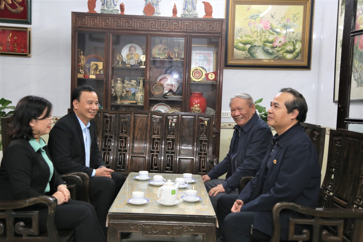 Phó Chủ tịch Nguyễn Lam trò chuyện cùng đại diện gia đình cố Chủ tịch Vũ Oanh