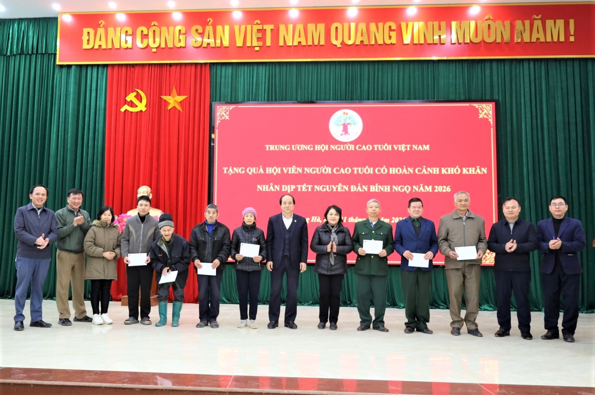 Phó Chủ tịch Thường trực Trương Xuân Cừ tặng quà NCT hoàn cảnh khó khăn tỉnh Cao Bằng nhân dịp Xuân Bính Ngọ đang đến gần...