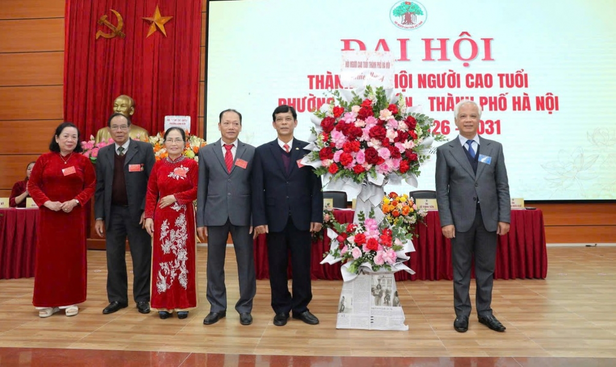 Hội NCT TP Hà Nội tặng hoa chúc mừng Đại hội