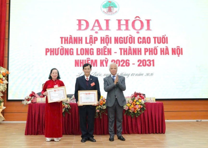 Khen thưởng tập thể, cá nhân xuất sắc