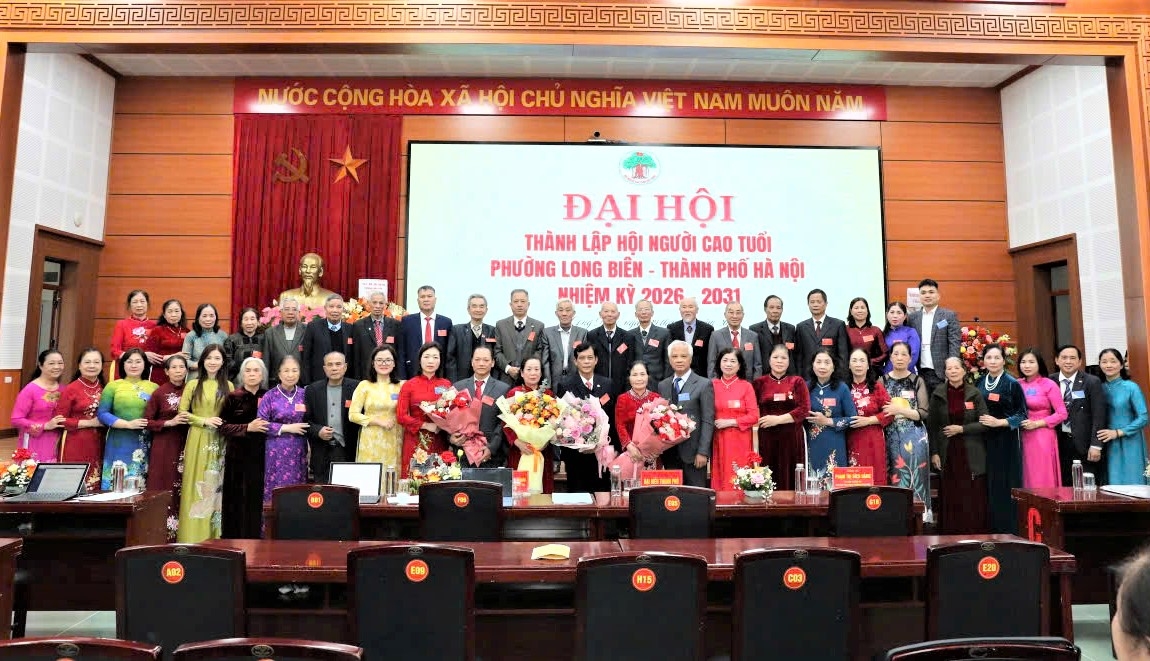 Lãnh đạo Hội NCT TP Hà Nội và lãnh đạo phowngf Long Biên tặng hoa chúc mừng Ban Chấp hành Hội NCT phường