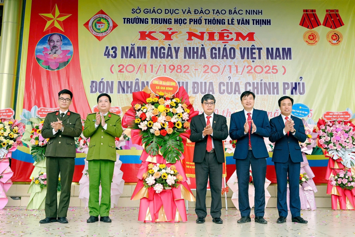 Trường THPT Lê Văn Thịnh đón nhận Cờ thi đua của Chính phủ năm 2025