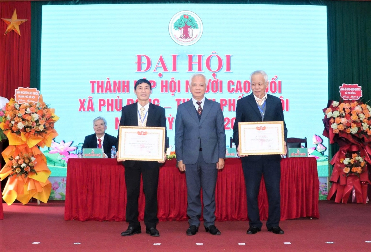 2 Khen thưởng tập thể, cá nhân xuất sắc