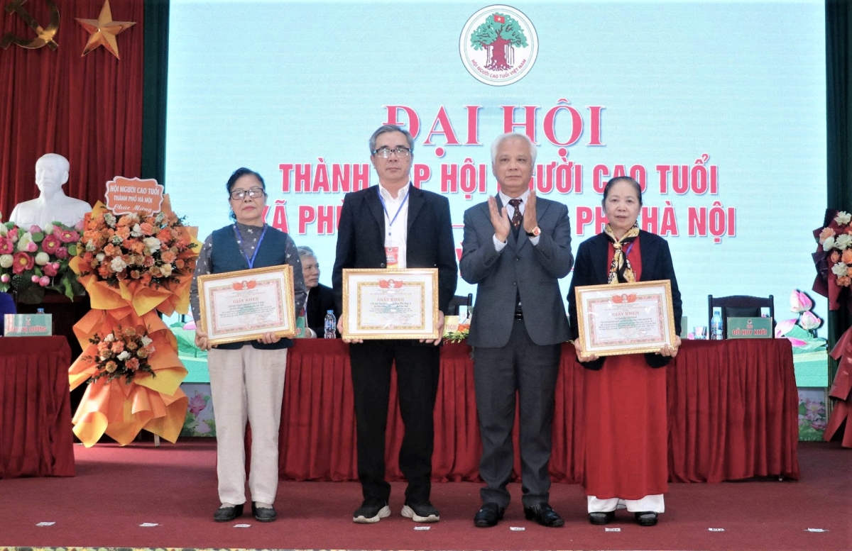 Khen thưởng tập thể, cá nhân xuất sắc