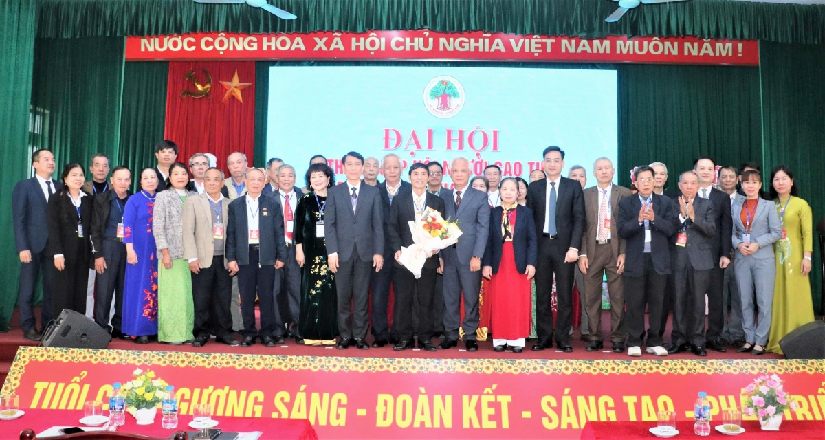 Lãnh đạo Hội NCT TP Hà Nội và xã Phù Đổng tặng hoa chúc mừng Ban Chấp hành Hội NCT xã