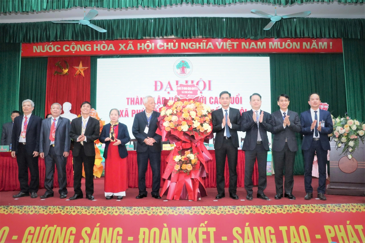 Lãnh đạo xã Phù Đổng tặng hoa chúc mừng Đại hội