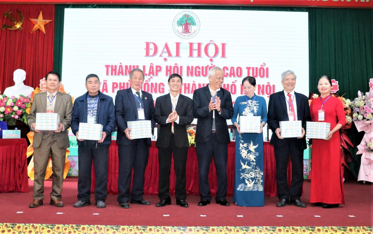 Tặng quà tri ân cán bộ không tham gia Ban Chấp hành khóa mới