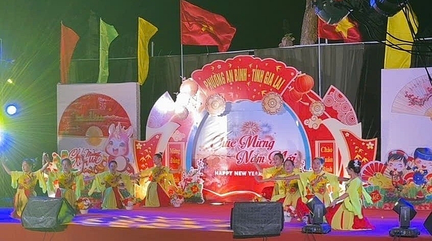 Phường An Bình tổ chức chương trình văn nghệ đặc biệt “Mừng Đảng, Mừng Xuân” và tặng quà “Tết vì người nghèo”.