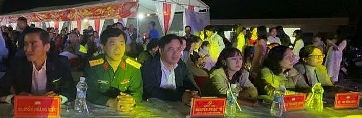 Các đồng chí lãnh đạo, ban thường vụ phường dự tham dự chương trình nghệ thuật đặc biệt “Mừng Đảng, Mừng Xuân” và tặng quà “Tết vì người nghèo”