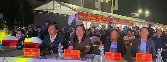 Các đồng chí lãnh đạo, ban thường vụ phường dự tham dự chương trình nghệ thuật đặc biệt “Mừng Đảng, Mừng Xuân” và tặng quà “Tết vì người nghèo”