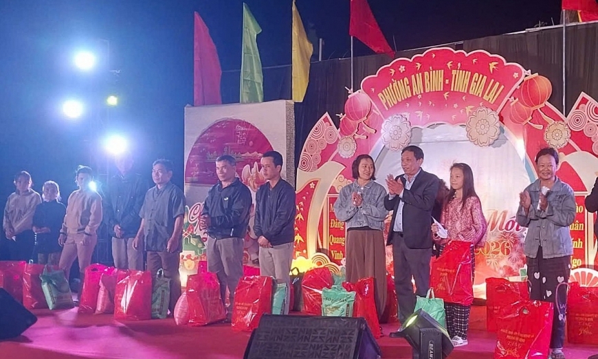 Đại diện lãnh đạo địa phương cùng đại diện các mạnh thường trao quà đến với các hộ nghèo, người có hoàn cảnh đặc biệt khó khăn trên địa bàn, mang ý nghĩa sâu sắc trong phong trào thi đua “Tết vì người nghèo – không ai bỏ lại phía sau” do Uỷ ban MTTQ phường phát động