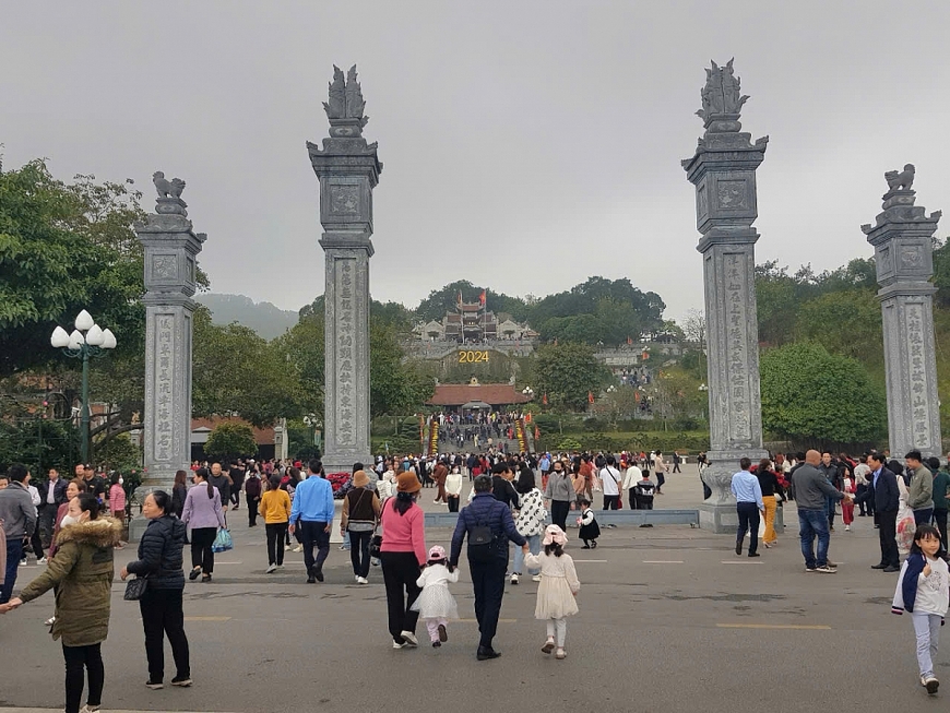 Du khách thập phương hành hương, về chiêm bái  Đức Ông Trần Quốc Tảng trong dịp lễ hội. Ảnh : An Nhiên