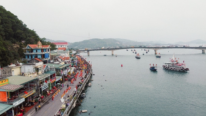       Lễ rước Đức Ông Trần Quốc Tảng trên bộ và dưới biển.(Ảnh: BQL đền).