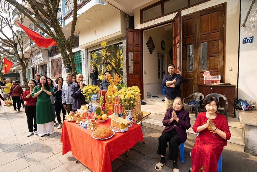      Người dân phường Cửa Ông nghinh đón Đức Ông. Ảnh: Ban quản lý di tích.