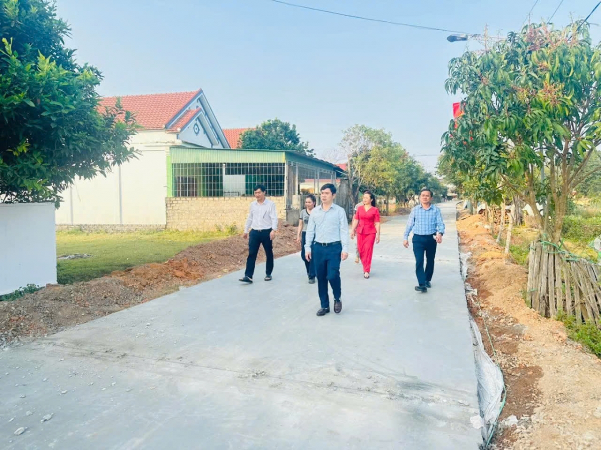 Lãnh đạo xã Đại Đồng đi kiểm tra thực tế tại cơ sở xóm