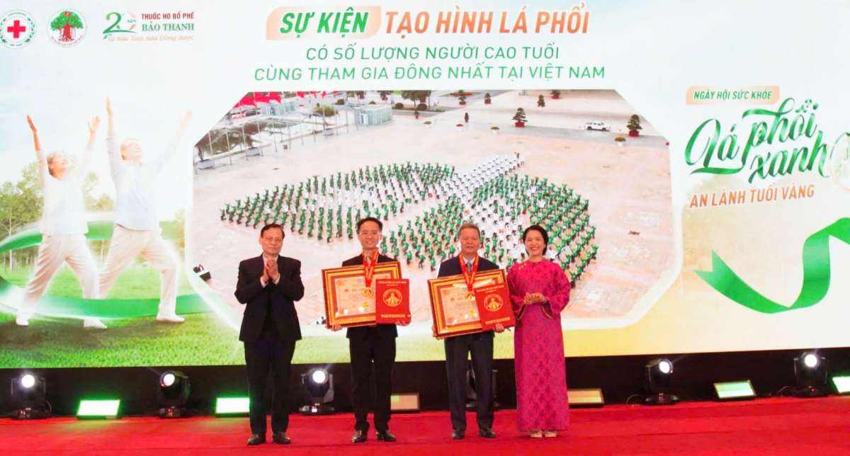 Trao tặng bằng chứng nhận kỷ lục tạo hình lá phổi khổng lồ