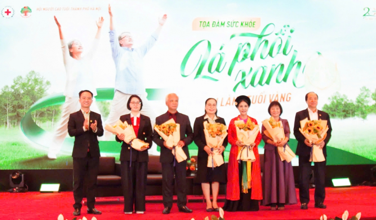 Lan tỏa thông điệp “Lá phổi xanh” vì sức khỏe hô hấp người cao tuổi Thủ đô