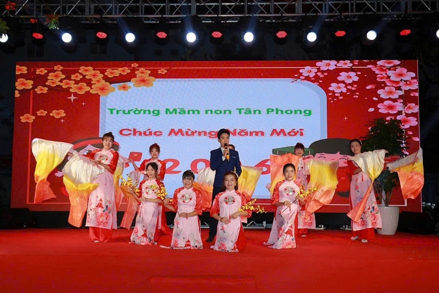 Tiết mục biểu diễn của giáo viên trường mầm non Tân Phong