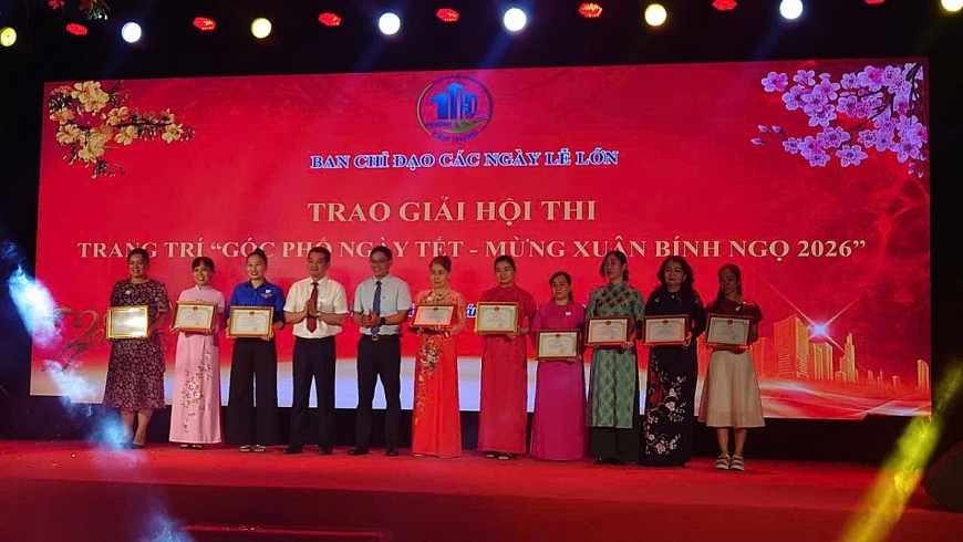 Lãnh đạo UBND phường Tân Hưng trao giải các hội thi gói – nấu bánh chưng, bánh tét ở bảng thi các đội thi trường học, cơ quan, các trường Đại học