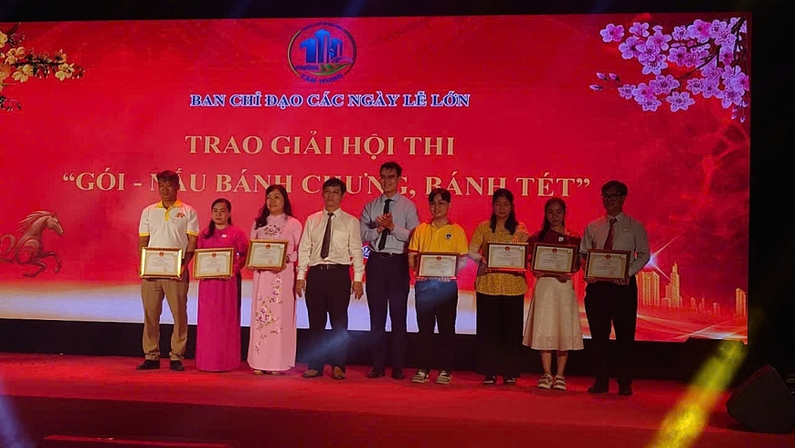 Lãnh đạo UBND phường Tân Hưng trao giải thi trang trí tiểu cảnh Xuân của các đơn vị trường học