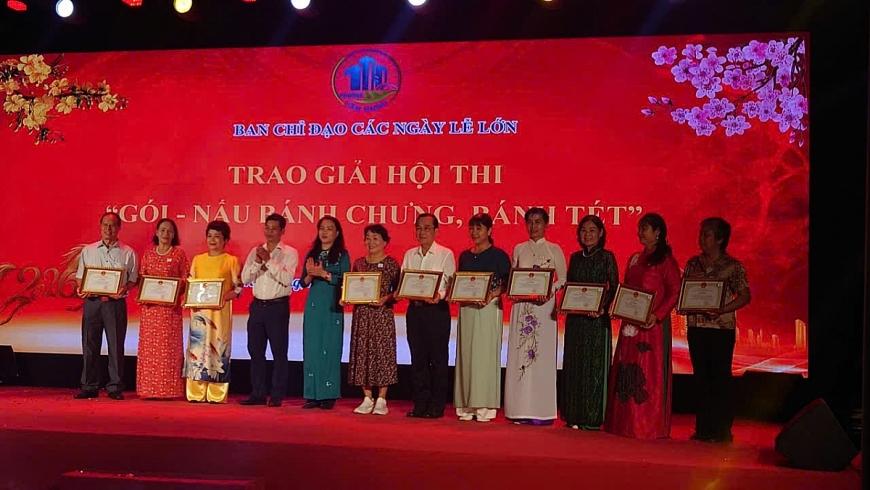 Lãnh đạo UBND phường Tân Hưng trao giải các hội thi gói – nấu bánh chưng, bánh tét ở bảng thi các khu phố