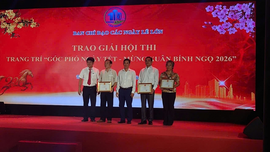 Lãnh đạo UBND phường Tân Hưng trao giải thi trang trí văn phòng khu phố