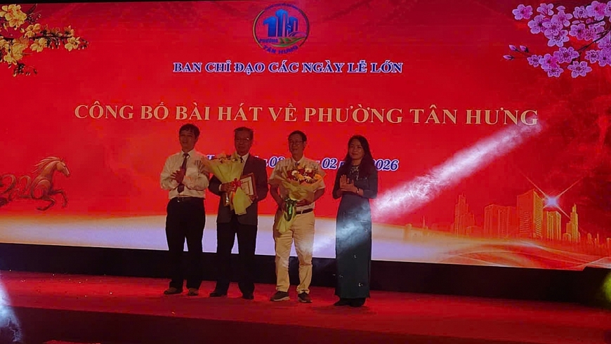 Lãnh đạo UBND phường Tân Hưng trao 2 giải thi sáng tác ca khúc về phường, bài hát Tân Hưng ngày mới và bài hát Phường Tân Hưng vươn mình cùng Thành phố 