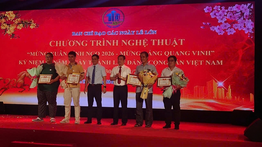 Lãnh đạo UBND phường Tân Hưng trao giải thiết kế logo phường Tân Hưng