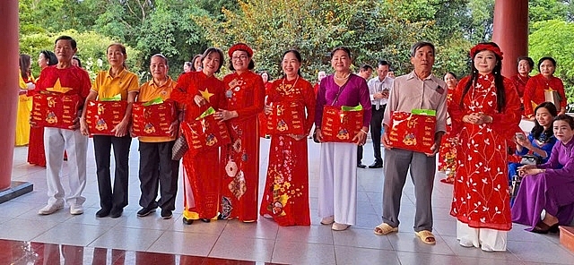 Đại diện Chi, Tổ Hội NCT nhận quà của nhà hảo tâm trao tặng NCT có hoàn cảnh khó khăn trên địa bàn phường.