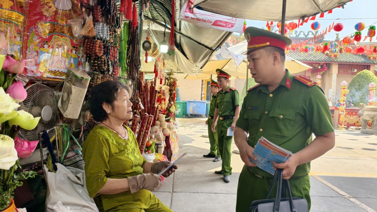 Phát cẩm nang tuyên truyền an toàn PCCC cho các tiểu thương