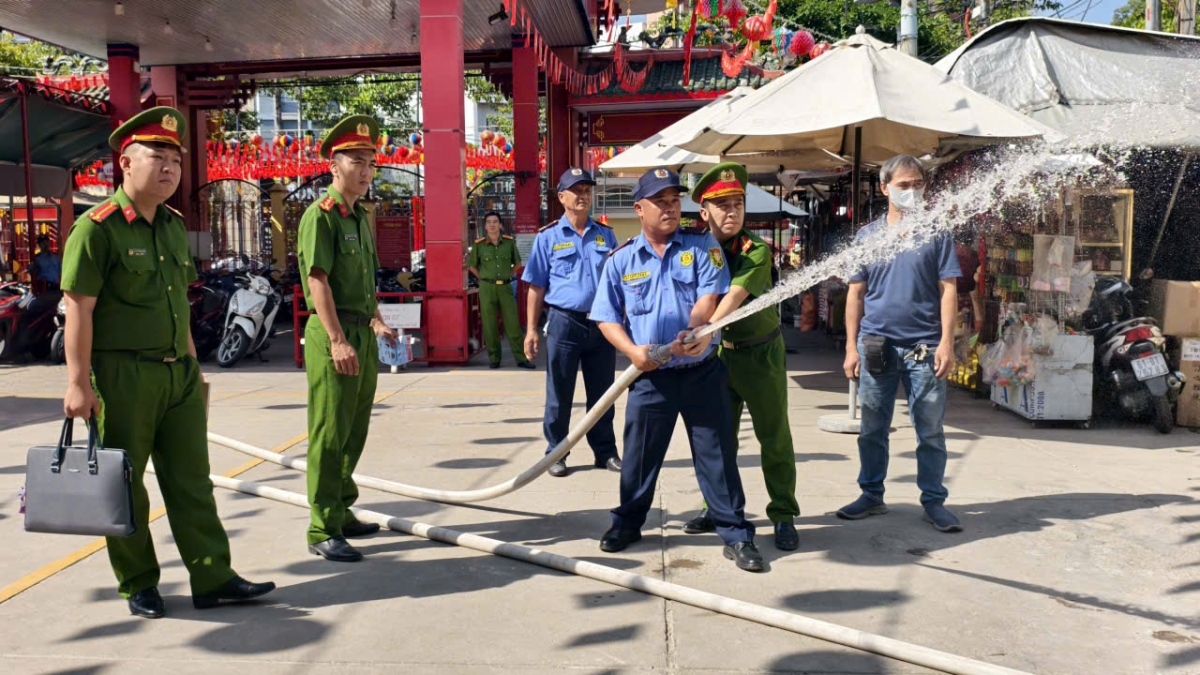 Hướng dẫn lực lượng PCCC cơ sở sử dụng lăng, vòi chữa cháy