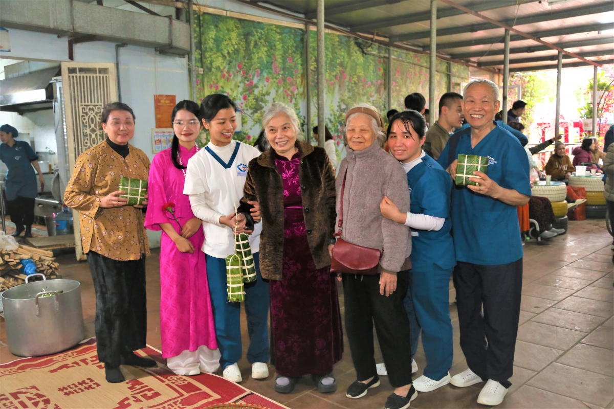 Đông đảo NCT hào hứng tham gia Hội chợ Xuân Nhân Ái