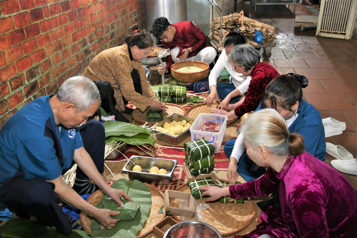Gian hàng gói bánh chưng tại Hội chợ Xuân Nhân Ái