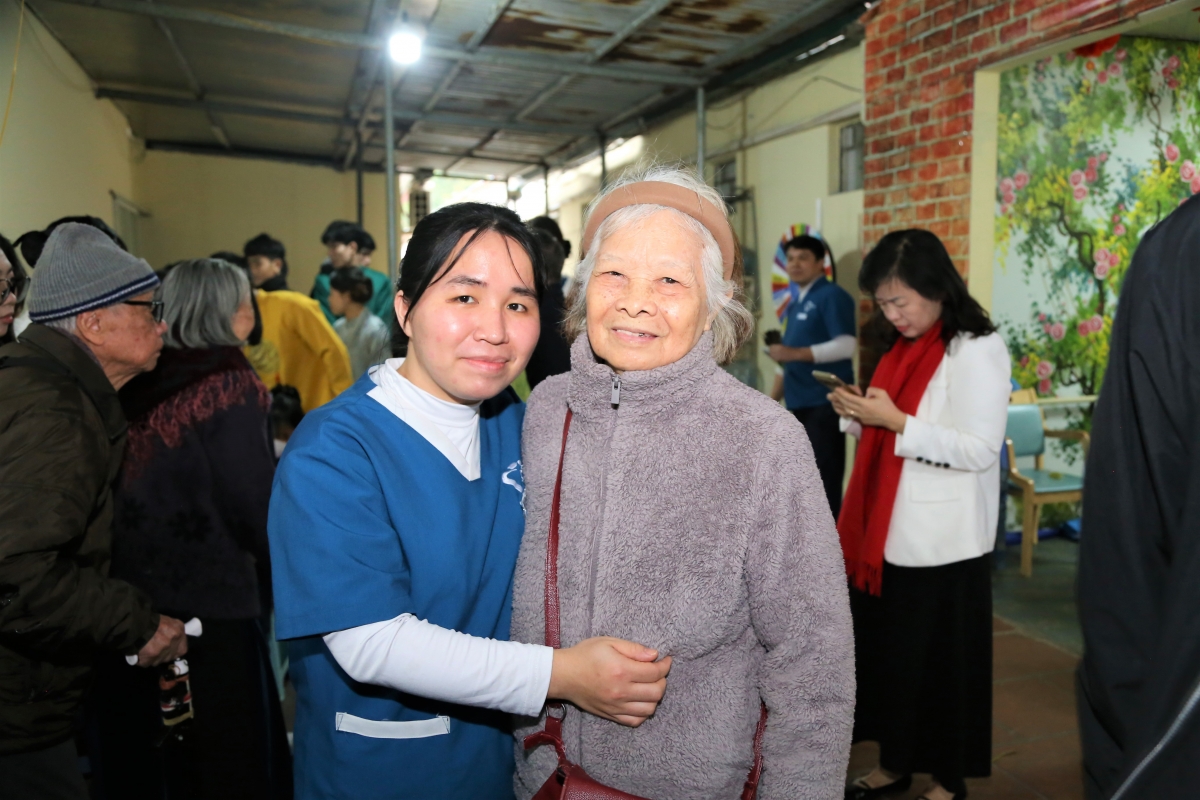 Cụ Nguyễn Thị Nghi phấn khởi tham gia Hội chợ Xuân Nhân Ái