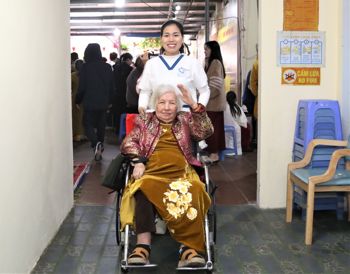 Hội chợ Xuân Nhân Ái - Khi “đi chợ Tết” trở thành liệu pháp tinh thần cho NCT