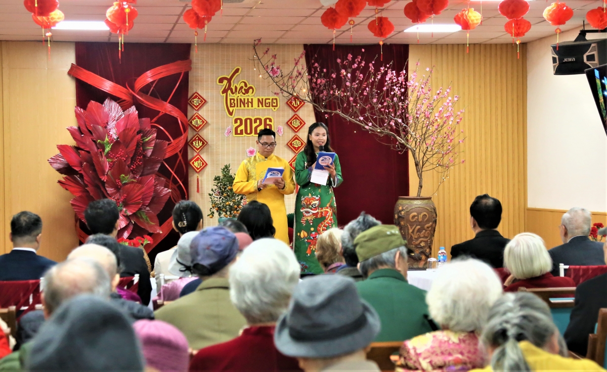 Quang cảnh buổi khai mạc Hội chợ Xuân Nhân Ái