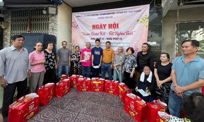 Khu phố 11, phường Vĩnh Hội, TP. Hồ Chí Minh trao quà Tết cho 43 hộ dân, góp phần sẻ chia, động viên bà con đón Tết vui tươi, đầm ấm