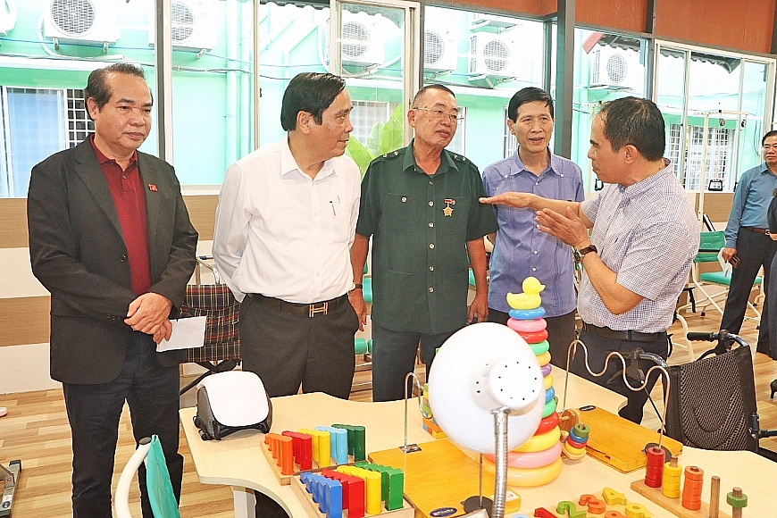 Chủ tịch Hội NCT Việt Nam Nguyễn Thanh Bình và Đoàn công tác nghe ông Bùi Anh Trung, Nhà sáng lập Dưỡng lão Bình Mỹ giới thiệu mô hình.