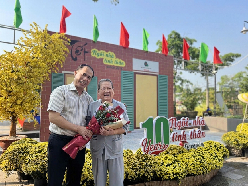 Ông Bùi Anh Trung vui đón Tết cùng các cụ.