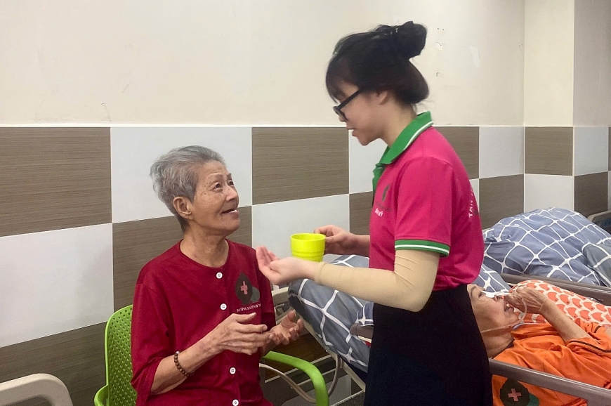 Nhân viên Viện Dưỡng lão Bình Mỹ tận tình chăm sóc NCT