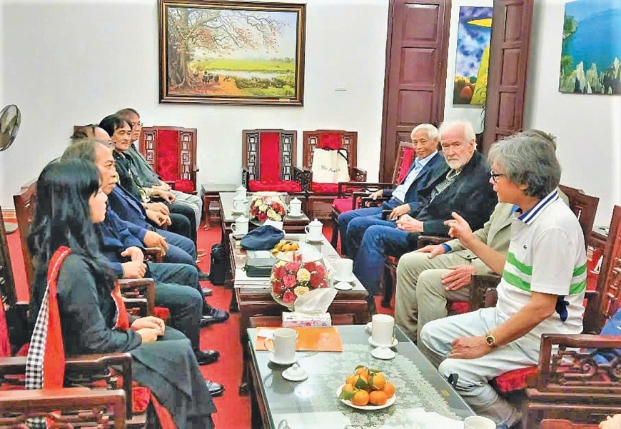 Nhà văn Nguyễn Quang Thiều thường xuyên trao đổi, làm việc với các nhà văn cao tuổi trong nước và quốc tế.