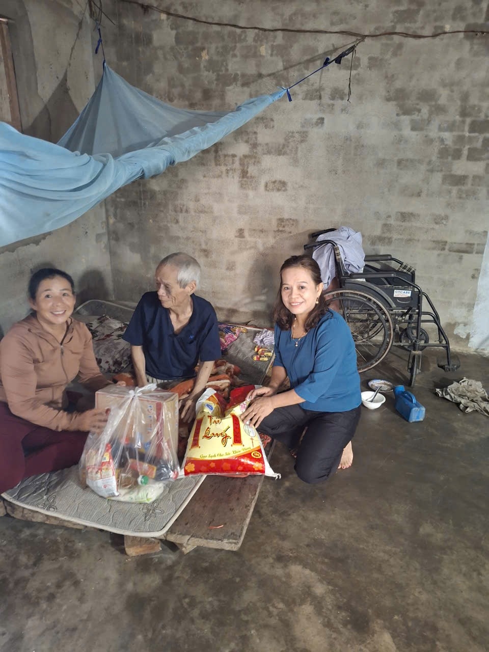 Hội Người cao tuổi Đạ Tẻh thăm và tặng quà cho người cao tuổi người cao tu