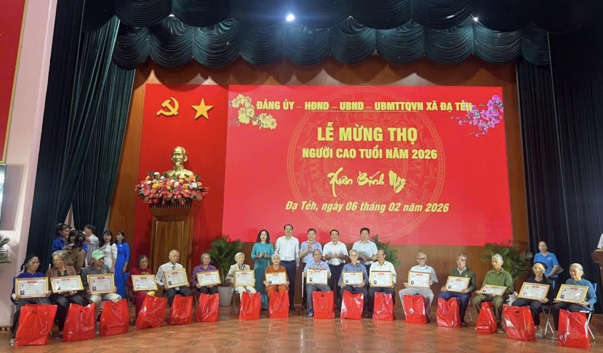 Trao quà mừng thọ cho người cao tuổi ở Dạ Tẻh