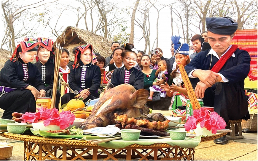 Ông Lò Ính làm lí xem lịch xương trâu.  