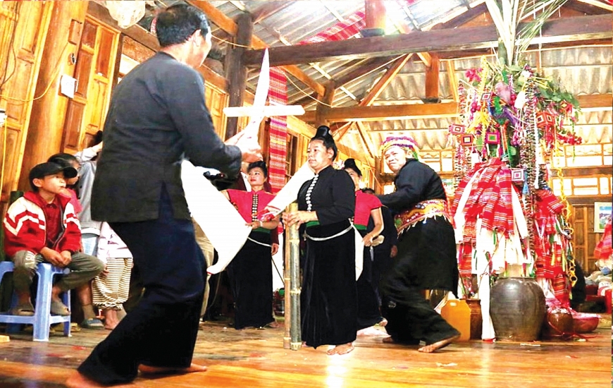 Ông Lò Ính và vị phó tế vào vai thầy lang chữa bệnh trong phần hội Pang A. 