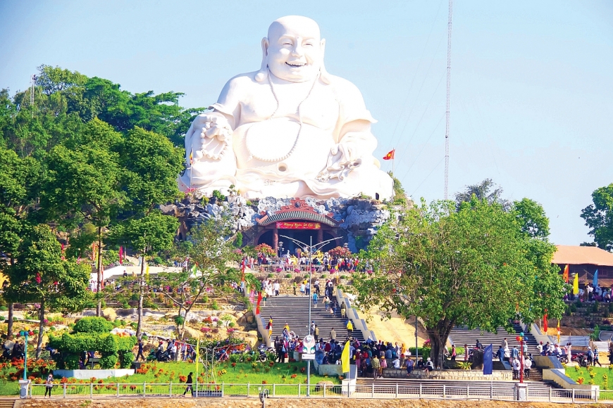 Tượng Phật Di Lặc trên đỉnh núi Cấm.