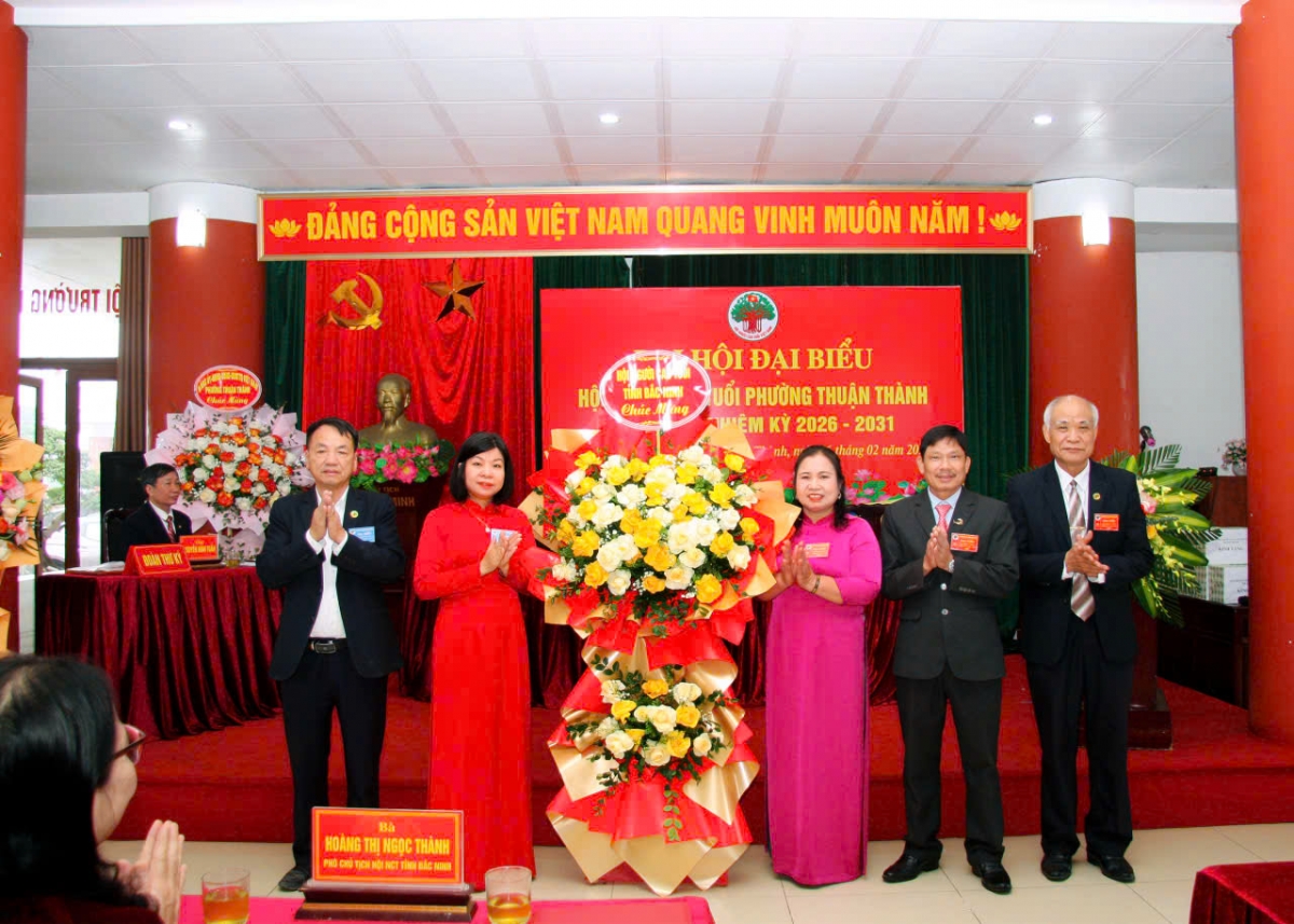 Hội NCT tỉnh Bắc Ninh tặng hoa chúc mừng Đại hội