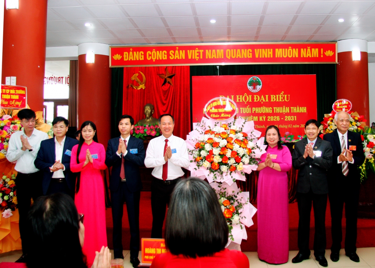 Lãnh đạo phường Thuận Thành tặng hoa chúc mừng Đại hội